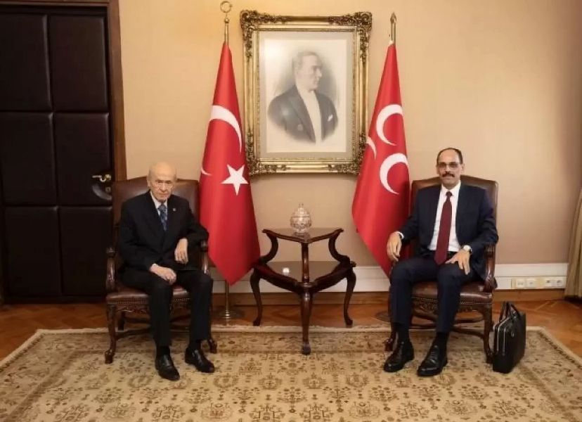 İbrahim Kalın’ın yanından ayırmadığı siyah çantanın sırrı ne?