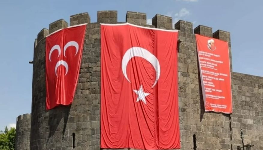 3 hilal sancağı Diyarbakır surlarında dalgalanıyor