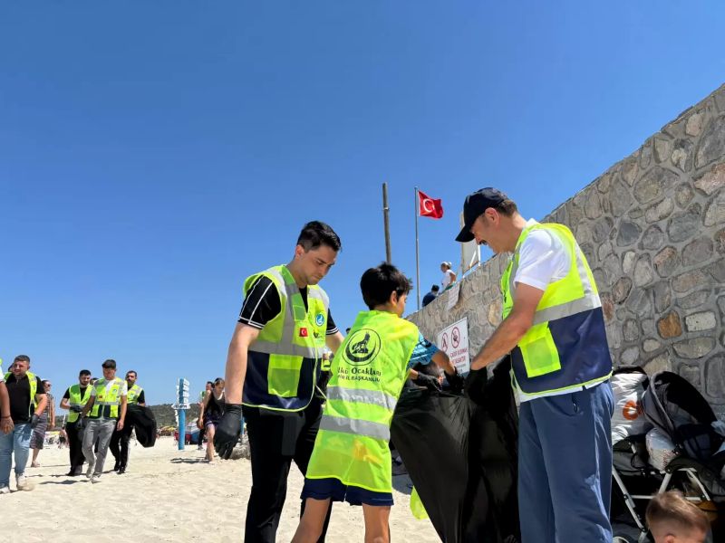 İzmir’in tüm sahillerinde İzmir Ülkü Ocakları’ndan eş zamanlı temizlik çalışması