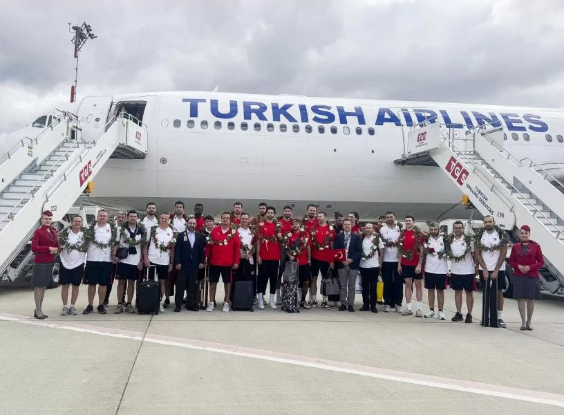 Avrupa 2’ncisi 12 Dev Adam, yurda döndü! Ergin Ataman gözyaşlarını tutamadı