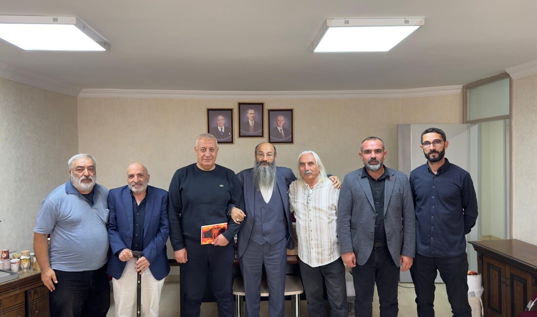 Ozan İlo kitaplarını imzaladı