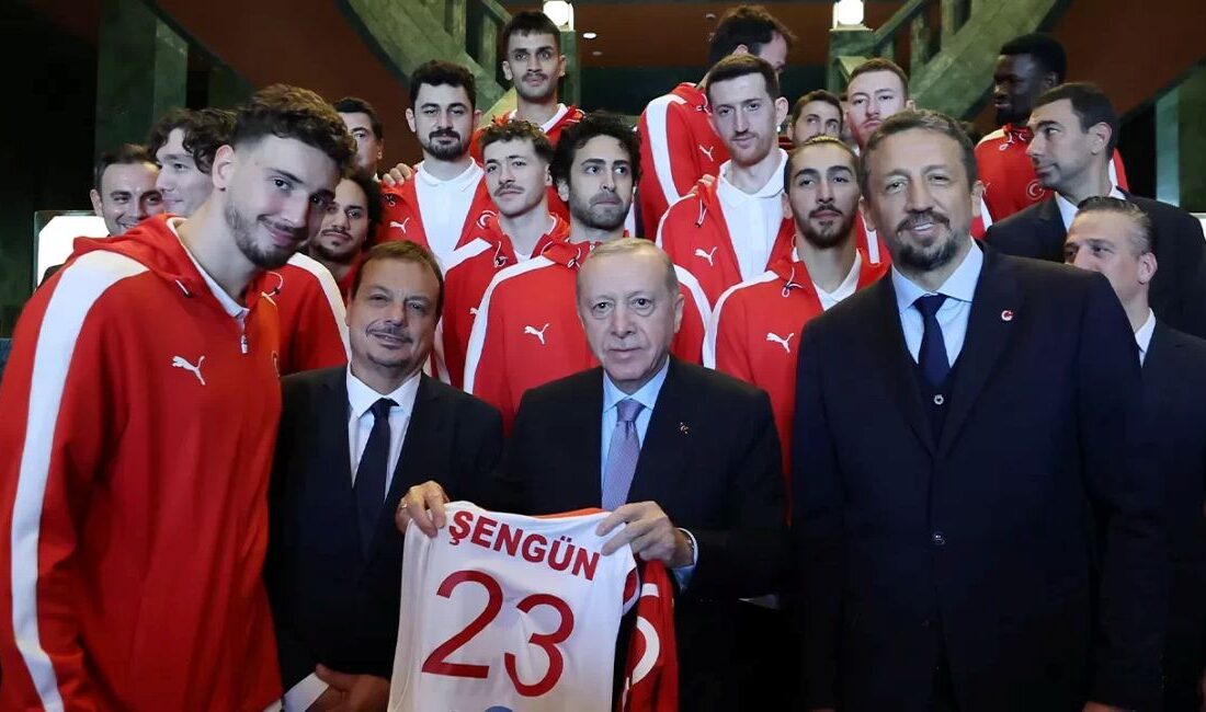 Cumhurbaşkanı Erdoğan, EuroBasket 2025’te gümüş madalya kazanan A Milli Erkek Basketbol Takımı’nı kabul etti