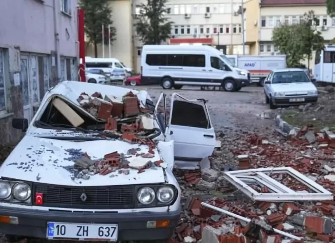 Balıkesir Sındırgı’daki depremin boyutu gün ağarınca ortaya çıktı
