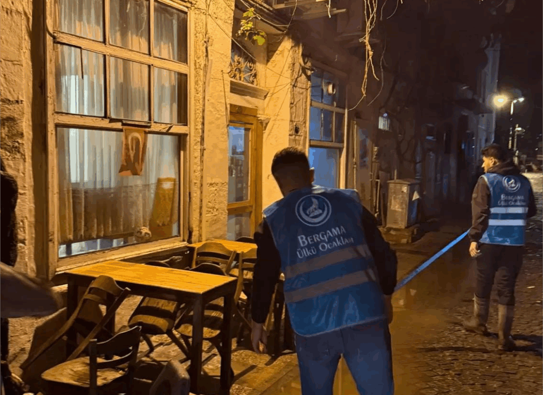 Ülkü Ocakları’ndan Foça’da sel seferberliği