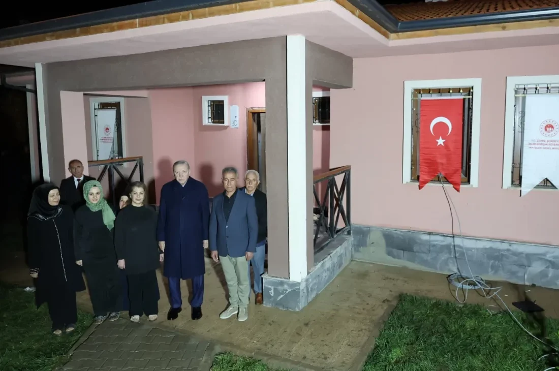 Cumhurbaşkanı Erdoğan, Adıyaman’da depremzede bir aileyi ziyaret etti