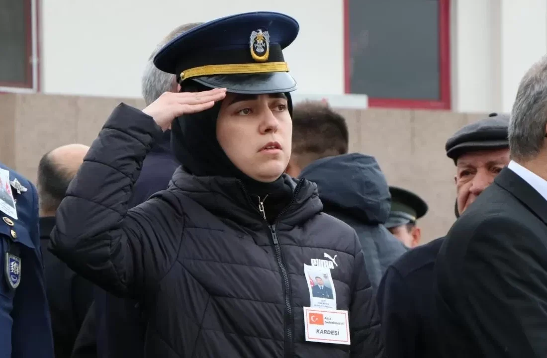 Şehit kardeşinden yürek yakan karşılama! Ağabeyinin kepini takarak selam durdu!