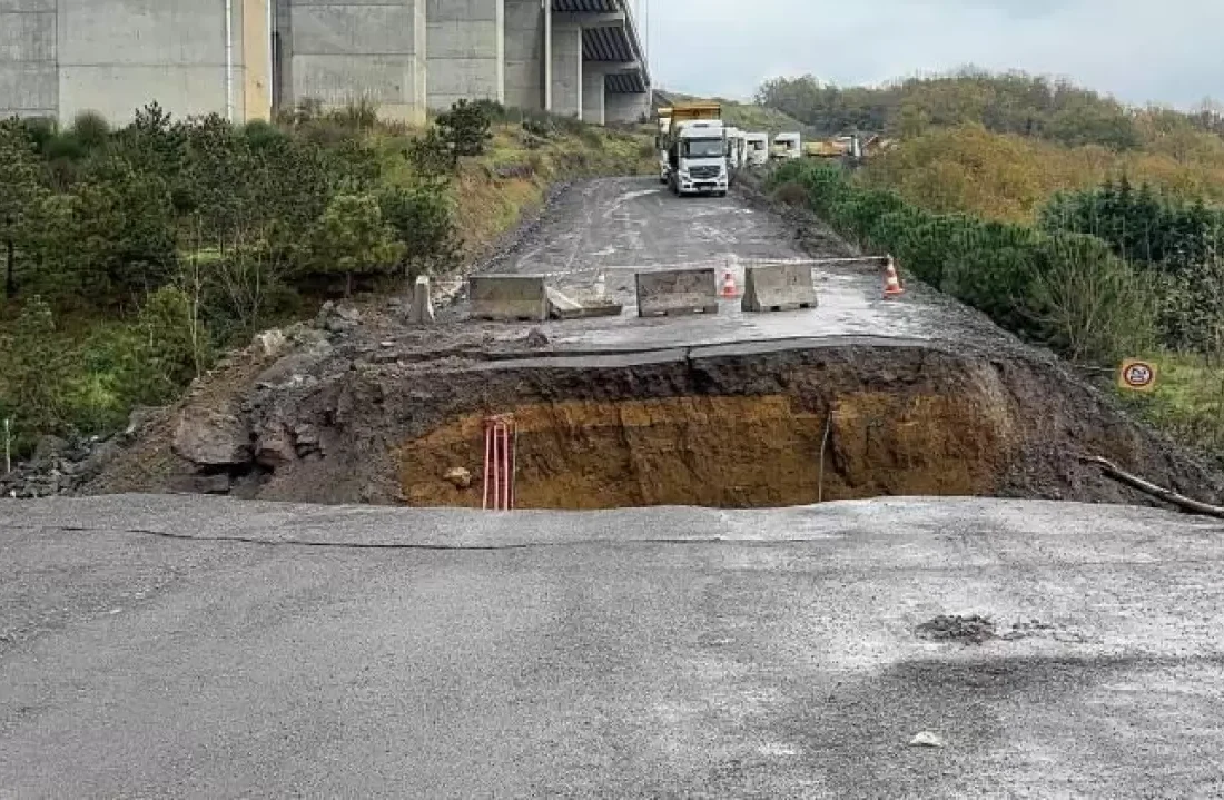 İstanbul’da Yol çöktü araçlar dereye düştü