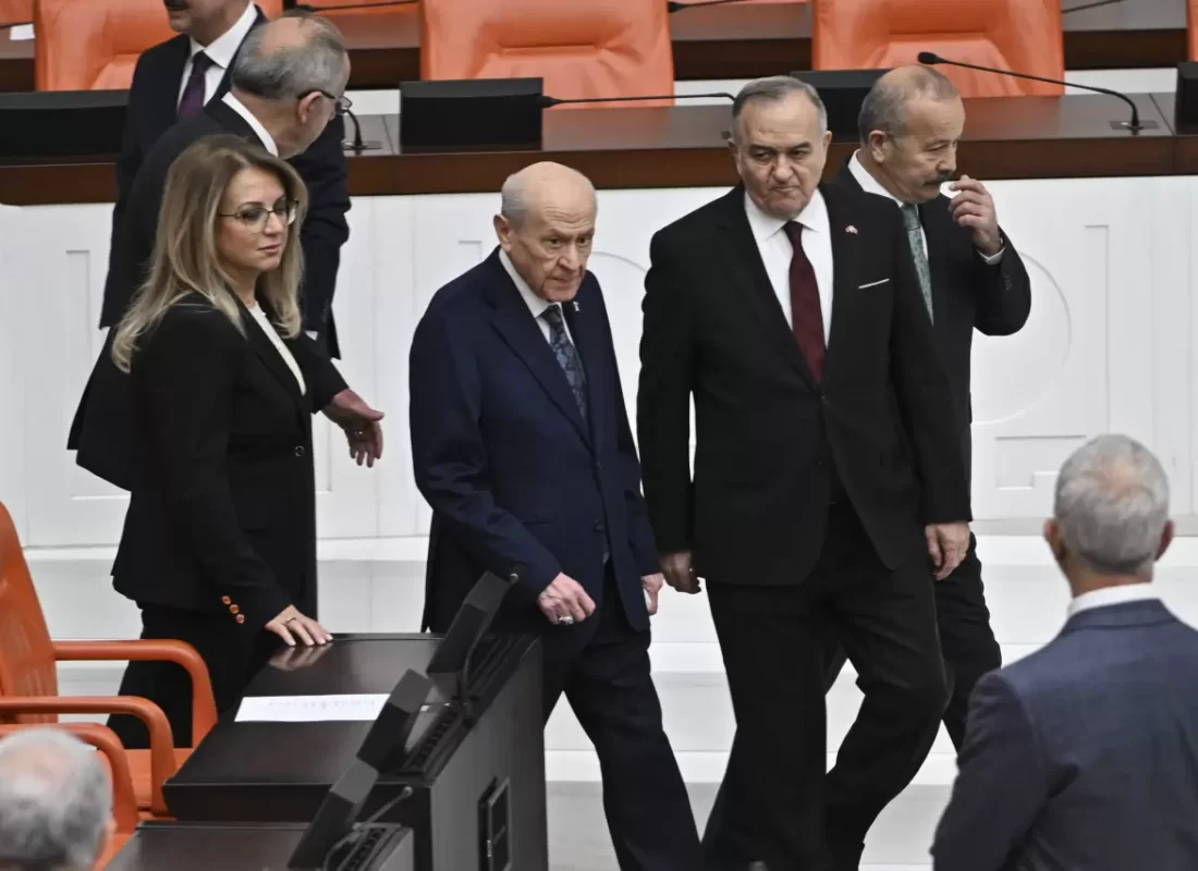 MHP Lideri Bahçeli’nin kurt başlı yüzüğü ve rozeti gündem oldu