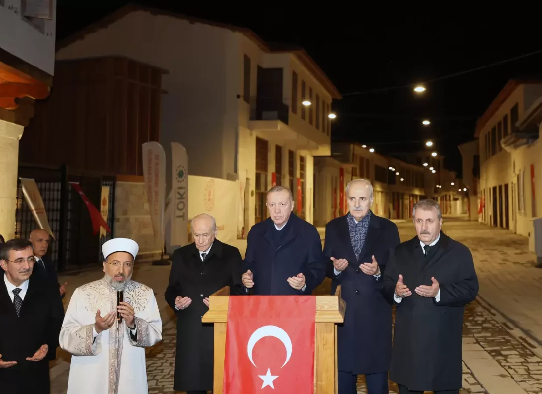 Dünyanın ilk aydınlatılan caddesi! Yeniden ışıklarla buluştu