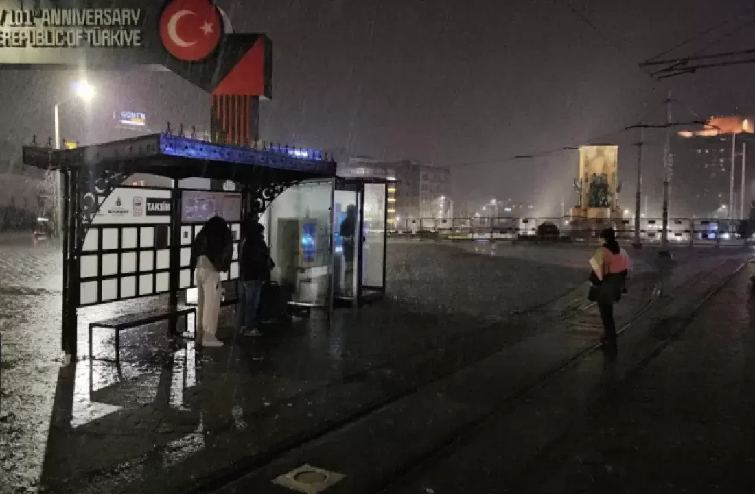 İstanbul’u sağanak vurdu: Rögarlar taştı