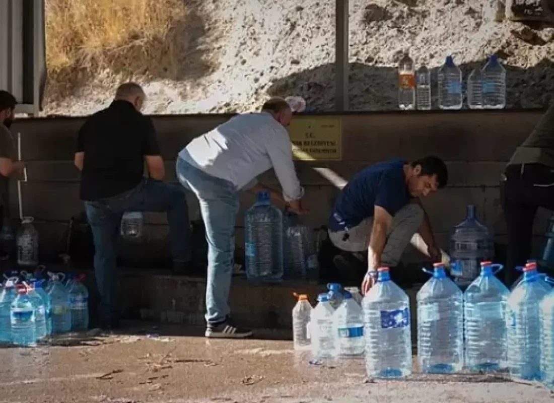 Bidonlarla hayat! Ankara’da sabır taştı: Vatandaşlar susuzluğa isyan etti