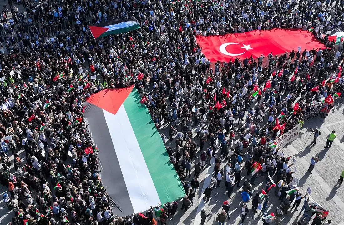 Vatandaşlar Filistin için Galata Köprüsü’nde buluştu