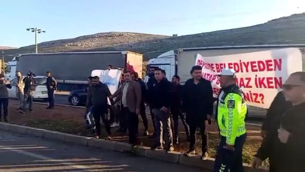 CHP Genel Başkanı Özgür Özel Deprem Bölgesinde Protesto Edildi