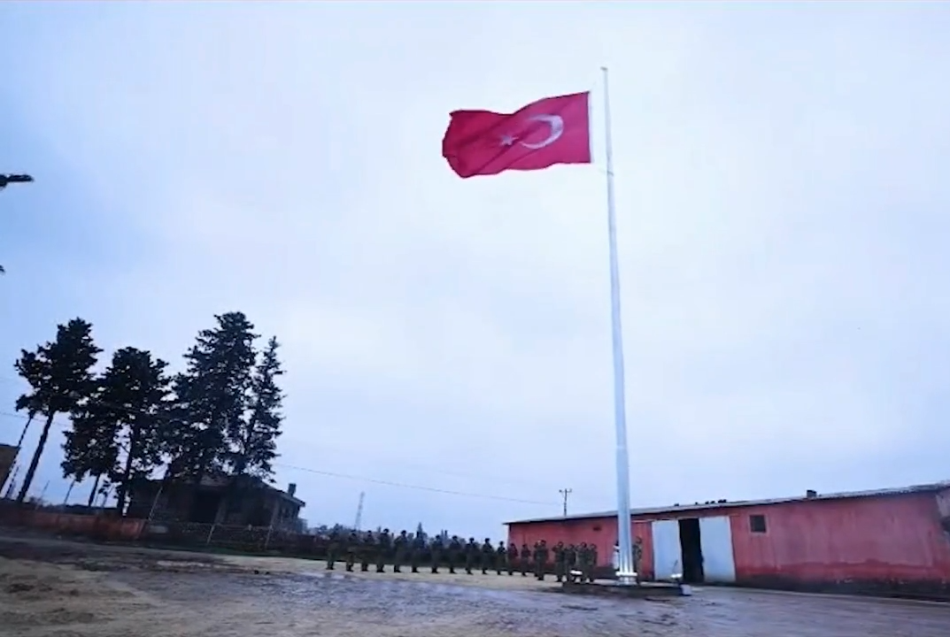 Nusaybin-Kamışlı Sınır Hattına 30 Metre Uzunluğunda Türk Bayrağı