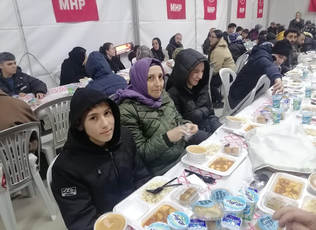 MHP Maltepe İlçe Başkanlığı Ramazan İftar Çadırıyla Göz dolduruyor VİDEO