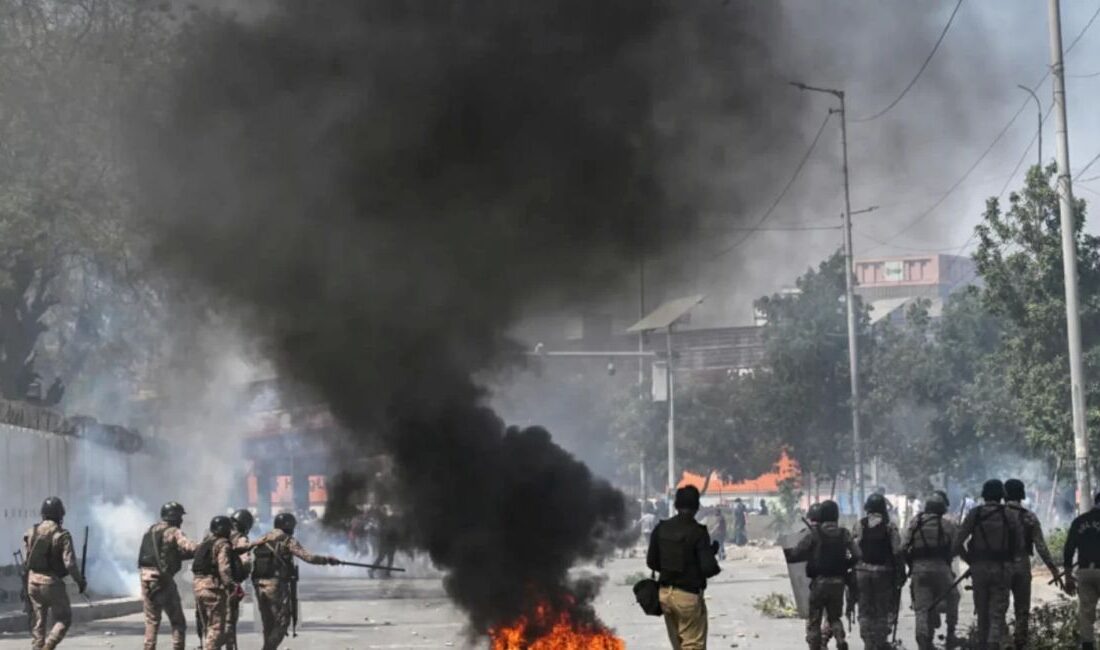 Pakistan’da Gerginlik Tırmanıyor: İran Dini Liderinin Öldürülmesi Sonrası Olaylar