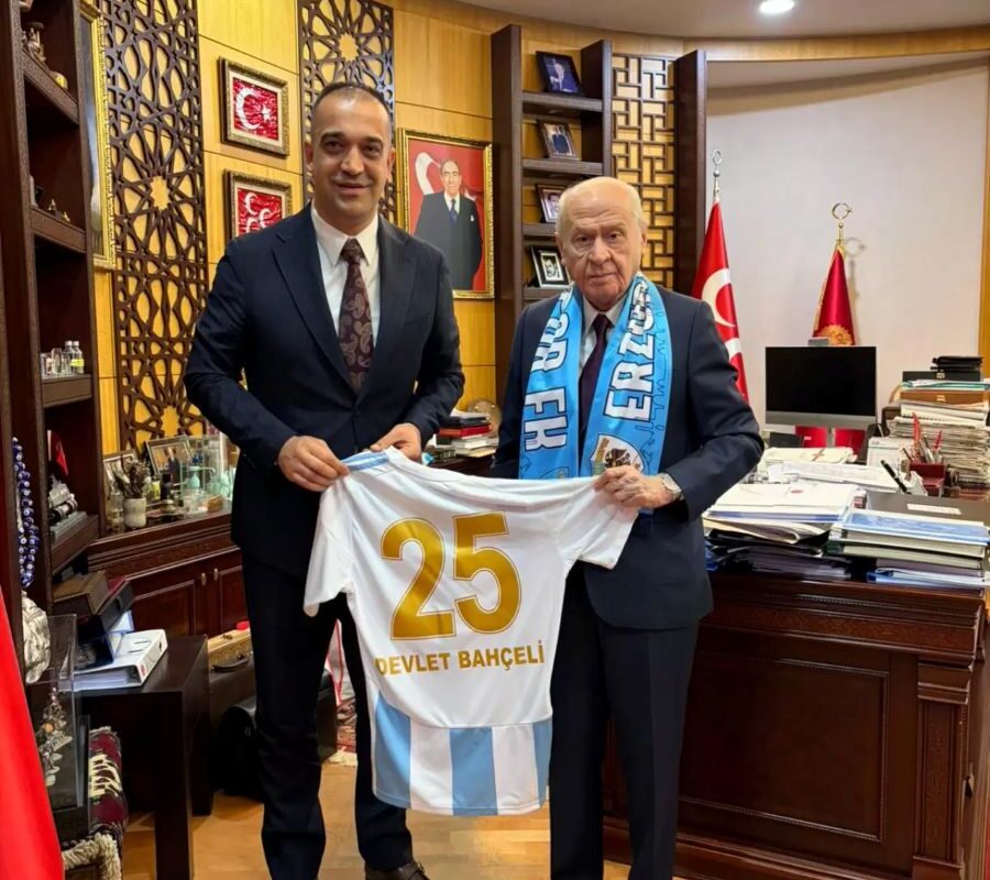 MHP Lideri Bahçeli’ye Erzurumspor Forması ve Atkısı Hediye Edildi