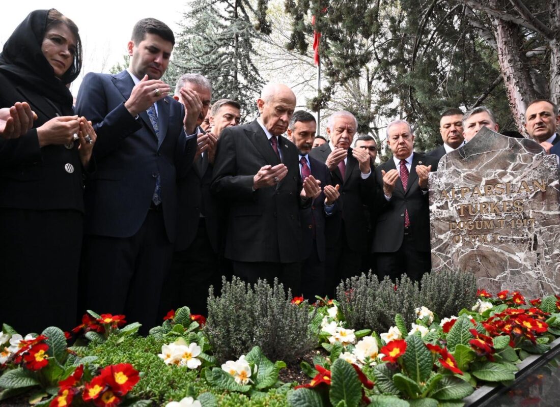 MHP Lideri Devlet Bahçeli, Başbuğ Alparslan Türkeş’i Kabri Başında Andı