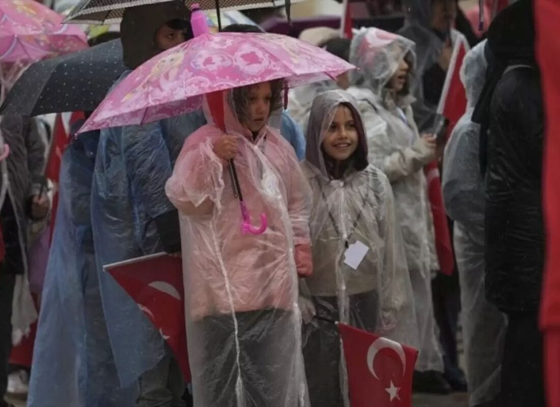Gökten Yağmur Yürekten Sevgi Aktı Yaşasın 23 Nisan