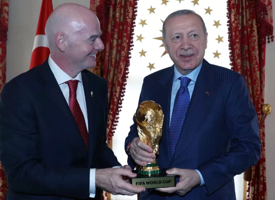 FIFA Başkanı’ndan Cumhurbaşkanı Erdoğan’a Hediye