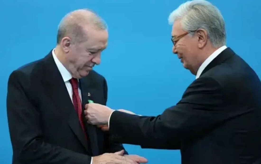 Cumhurbaşkanı Erdoğan’a Hoca Ahmet Yesevi Nişanı Takdimi