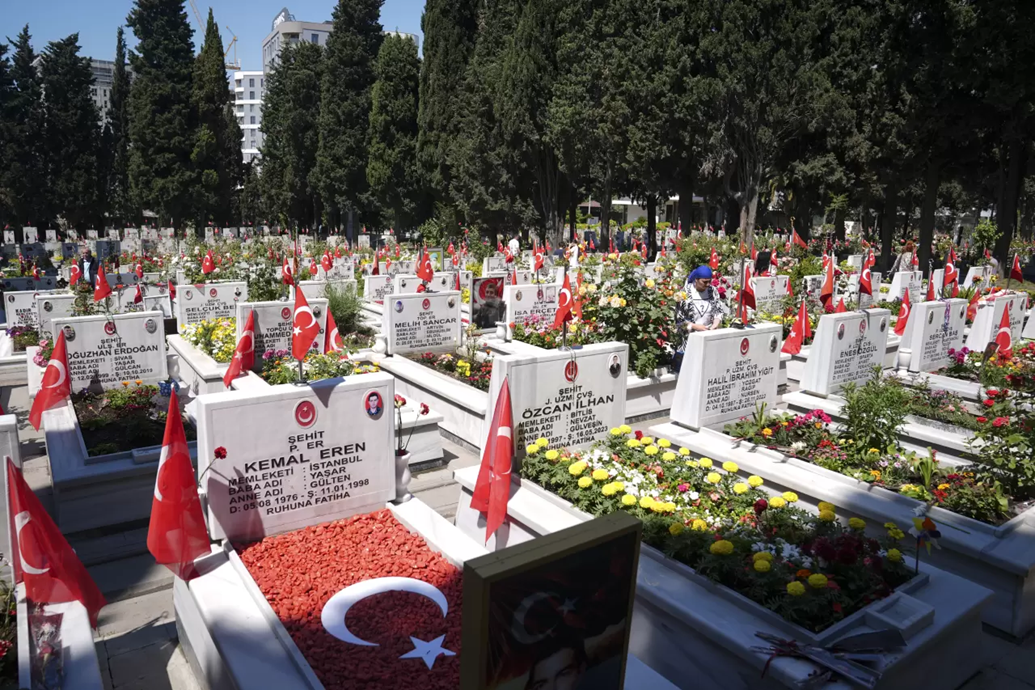 Bayramın İkinci Gününde Şehitliklerde Duygusal Anlar