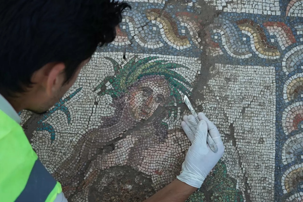 Aspendos’ta Heyecan Veren Keşif: 1800 Yıllık Nadir Mozaik Gün Yüzüne Çıkarıldı