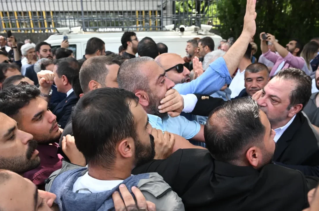 CHP’de Kritik Toplantı: Kılıçdaroğlu ve Özgür Özel Arasında Gerilim Kılıçdaroğlu’ndan Birlik Mesajı