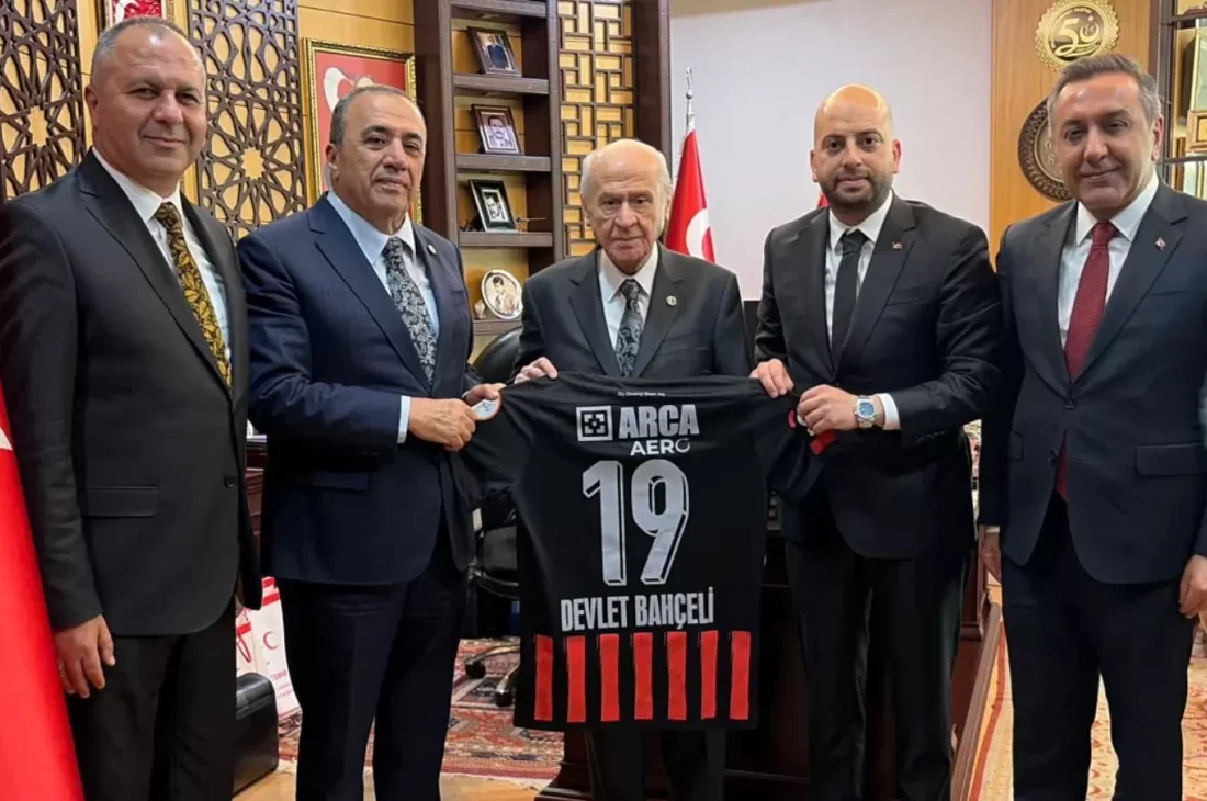 MHP Lideri Devlet Bahçeli’ye Arca Çorumspor Forması Hediye Edildi