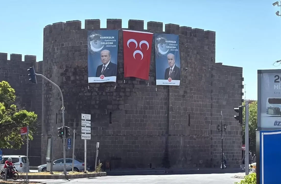 Diyarbakır Surlarında Devlet Bahçeli Posterleri