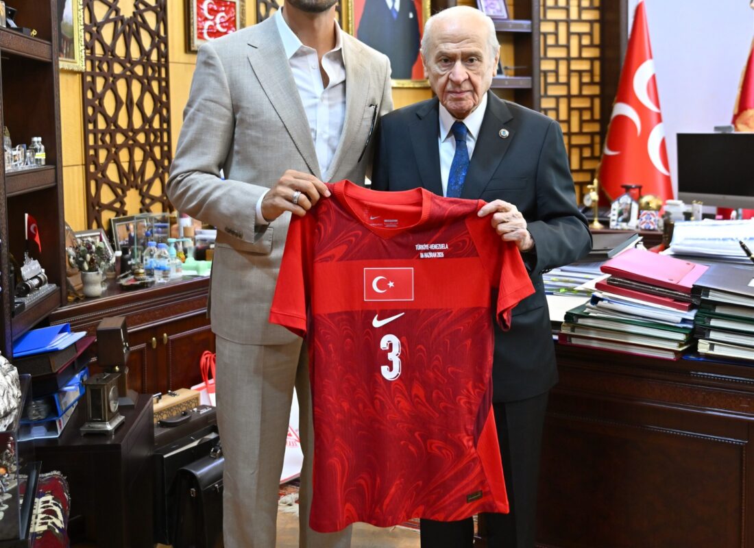 Milli futbolcu Merih Demiral’dan MHP Lideri Devlet Bahçeli’ye ziyaret