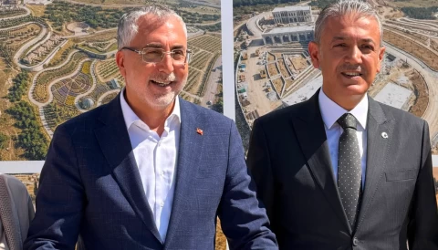 Mardin’de 560 Milyonluk Dev Yatırım: Geleceğin Aziz Sancar’ları Bu Merkezde Yetişecek  ## Bakan Işıkhan’ın Ziyareti ve Açıklamaları  Çalışma ve Sosyal Güvenlik Bakanı Vedat Işıkhan, Mardin’e yapılacak olan 560 milyon lira değerindeki Recep Tayyip Erdoğan Uluslararası Çocuk ve Gençlik Çalışmaları Merkezi inşaatını ziyaret etti. Artuklu ilçesindeki inşaat alanında incelemelerde bulunan Bakan Işıkhan, bu projenin, ülkesine ve doğduğu topraklara hizmet etmenin kendisini ne kadar mutlu ettiğini dile getirdi. Proje, Mardin’e duyduğu vefanın ve geleceğe olan inancının somut bir göstergesi olarak değerlendiriliyor.  ## Projenin Detayları ve Amaçları  Bakan Işıkhan, merkezin ilk etapta 290 bin metrekarelik bir proje alanı üzerinde kurulacağını ve 560 milyon liralık yatırım büyüklüğüne sahip olacağını belirtti. Merkez, tamamlandığında 10 bin metrekarelik kapalı alana ulaşacak. Merkezde eğitim binaları, teknoloji atölyeleri, kütüphane, konferans salonları, konaklama birimleri, spor tesisleri ve sosyal yaşam alanları yer alacak. Bu proje, yalnızca fiziksel büyüklüğü ile değil, burada yetişecek olan çocuklar ve gençler açısından da büyük önem taşıyor.  ## Teknoloji ve Eğitim Olanakları  Merkezde çocuklar robotik kodlama ile tanışacak, gençler ise yapay zeka, içerik geliştirme ve video geliştirme gibi alanlarda kendilerini geliştirme fırsatı bulacak. Teknofest ruhunu taşıyan yeni nesilin burada yetişeceğini vurgulayan Işıkhan, merkezin kişisel gelişim eğitimlerinden yabancı dil eğitimlerine kadar geniş bir yelpazede eğitim sunacağını ifade etti. Tarım alanındaki uygulama merkezlerinden sosyal ve sportif faaliyetlere kadar birçok alanda çocuklara ve gençlere hizmet verilecek.  ## Mardin’den Çıkacak Geleceğin Liderleri  Bakan Işıkhan, Mardin’den bilim insanları, mühendisler, bilişimciler, akademisyenler ve sporcular yetişmesini istediklerini söyledi. Aziz Sancar gibi Nobel ödüllü bilim insanlarının bu topraklardan çıkmaya devam etmesini arzuladıklarını belirtti. Türkiye Yüzyılı’nın en güçlü sermayesinin iyi yetişmiş gençler olacağını vurgulayan Işıkhan, Mardin’in de bu sürece güçlü katkılar sunacağına olan inancını paylaştı.  ## Katılımcılar ve Ek Etkinlikler  Programa, Vali Tuncay Akkoyun, Vali Yardımcısı Hasan Kurt, Mardin İl Jandarma Komutanı Tahsin Saruhan, İl Emniyet Müdürü Recep Tecimer, İŞKUR İl Müdürü Mahmut Batur, Mardin Büyükşehir Belediyesi Genel Sekreteri Kemalettin Sakin, Derik Kaymakamı ve Mazıdağı Kaymakam Vekili Yunus Emre Bayraklı katıldı. Bakan Işıkhan ayrıca Trendyol 1. Lig ekiplerinden Mardin 1969 Spor Kulüp binasını ziyaret ederek burada kulüp başkanı ve yöneticilerle görüştü. Kendisine ismi yazılı 47 numaralı forma hediye edildi.     Kaynak: Türkgün    / Anadolu Ajansı   /Demirören Haber Ajansı/ İhlas Haber Ajansı