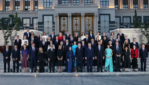 NATO Zirvesi: Liderlerin Aile Fotoğrafında Dikkat Çeken Erdoğan-Trump Detayı
