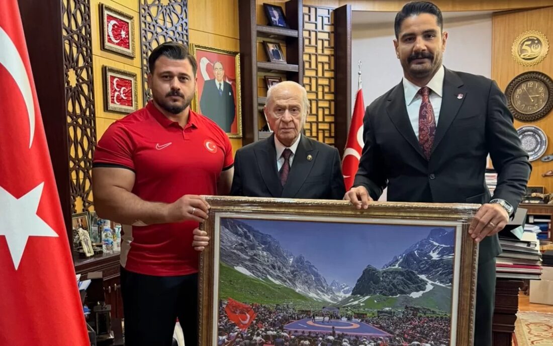 Taha Akgül’den MHP Lideri Devlet Bahçeli’ye Özel Hediye
