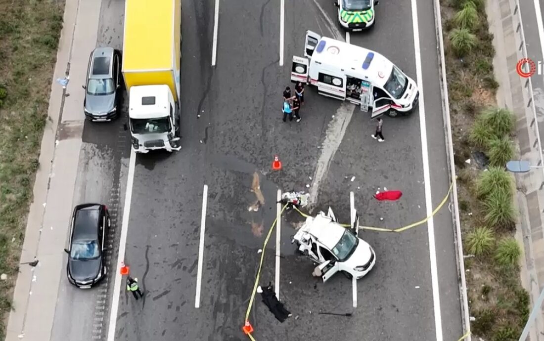 İstanbul’da Feci Kaza: PTT Kargo Kamyonu Otomobile Çarptı