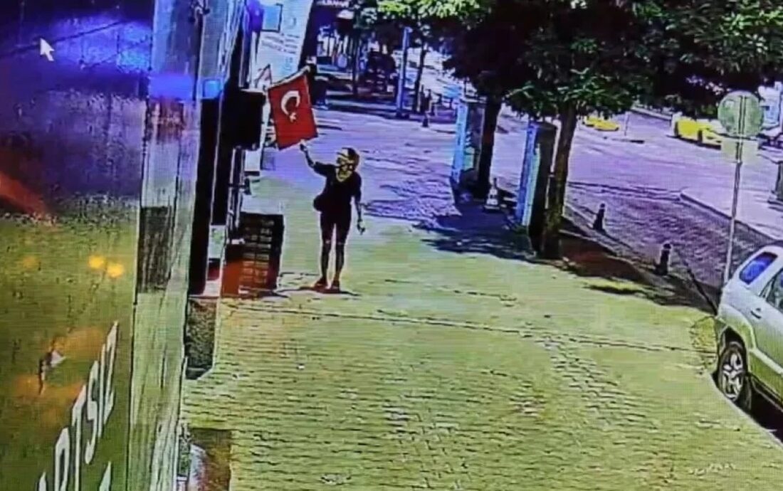 Muğla’da Türk Bayrağını Yakmaya Çalışan Kadın Yakalandı