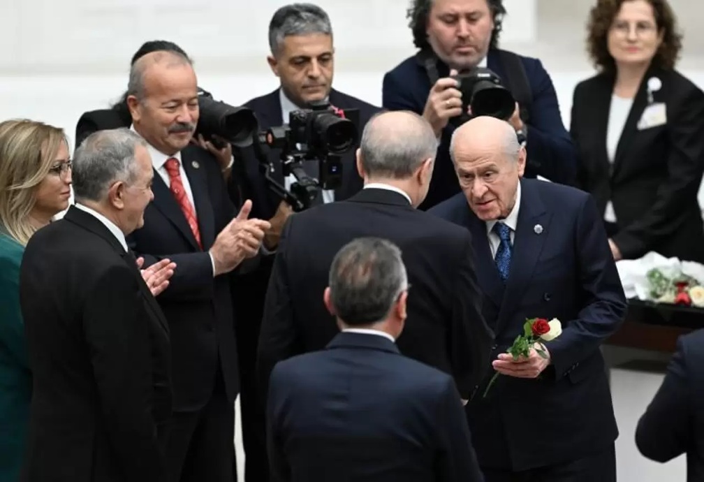 Bahçeli’den Erdoğan’a Kırmızı-Beyaz Güller TBMM 28. Dönem 5. Yasama Yılı Açılışına Damga Vurdu